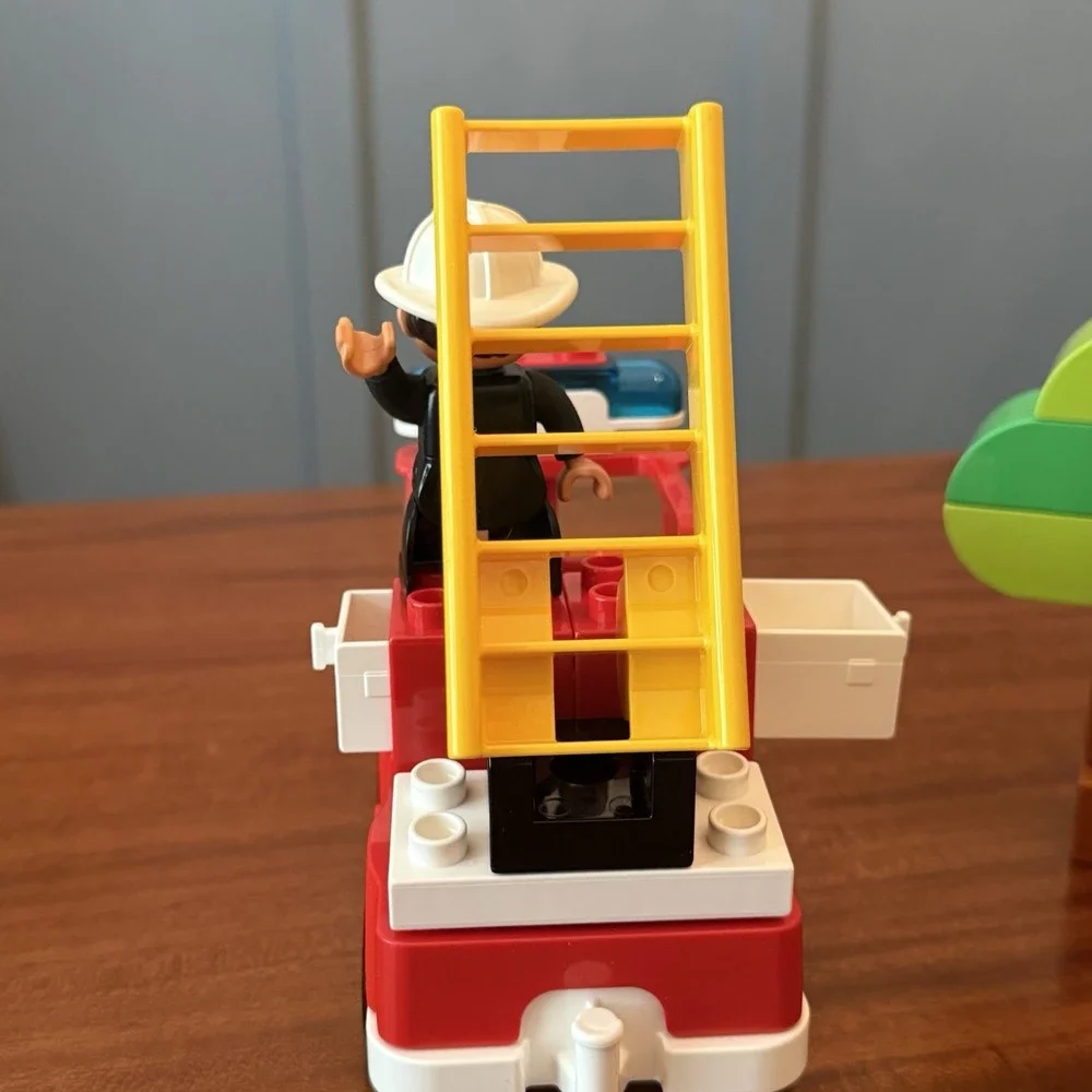 LEGO DUPLO Fire Truck Ladder Rescue Set Figures‎ Tree Cat No Box Complete Set